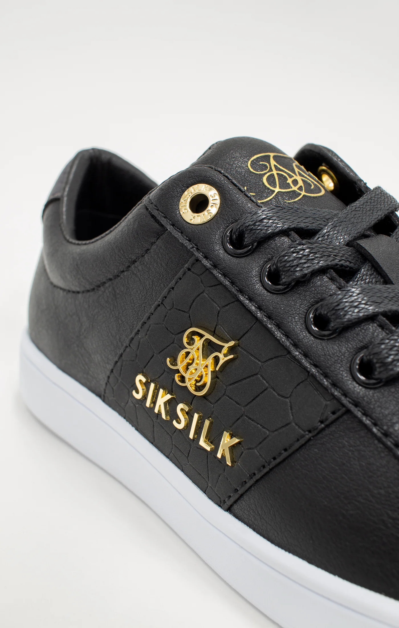 Black Juniors Low-Top Classic Trainer With Metal Logo - Image 5