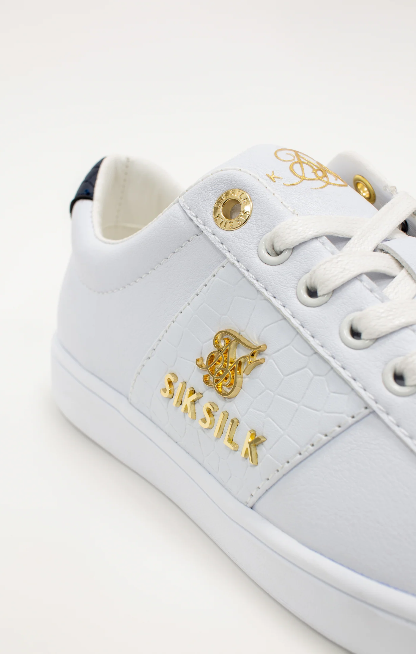 White Juniors Low-Top Classic Trainer With Metal Logo - Image 2