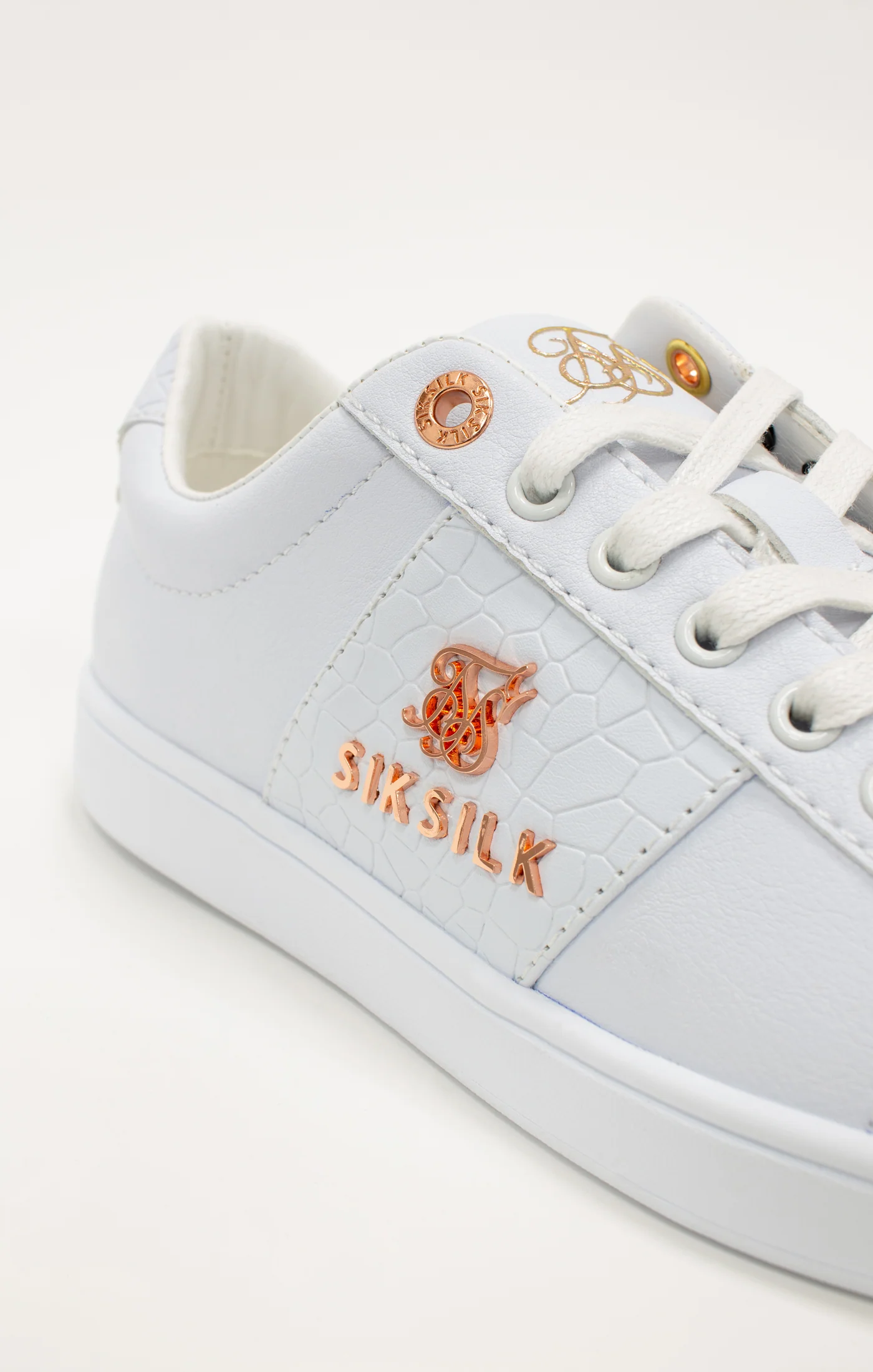White Juniors Low-Top Classic Trainer With Metal Logo - Image 2
