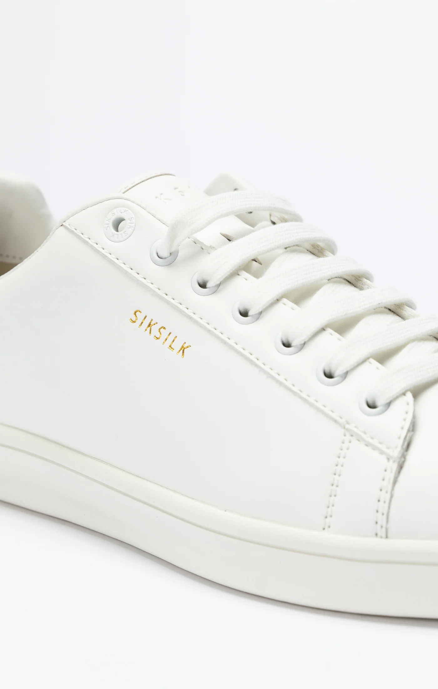 White Low-Top Casual Trainer - Image 6