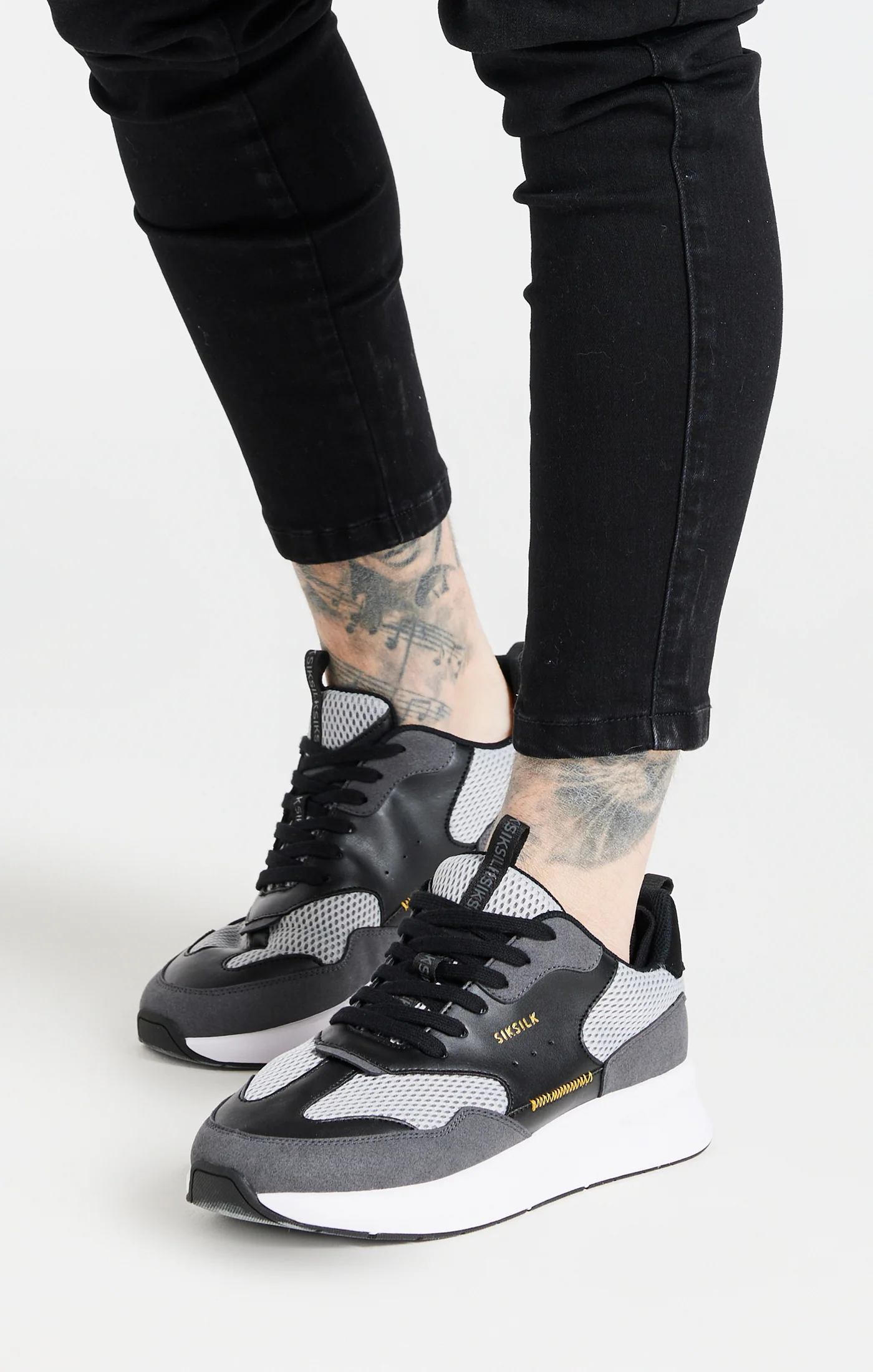Black Mesh Running Trainer With Overlays - Image 7